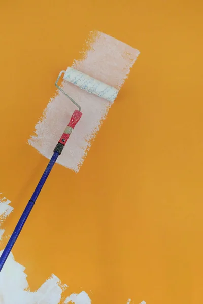 Painting White Paint Orange Wall — Stock Photo, Image