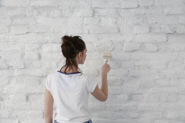 Mujer Pintando Una Pared Ladrillo Blanco Con Pincel — Foto de Stock