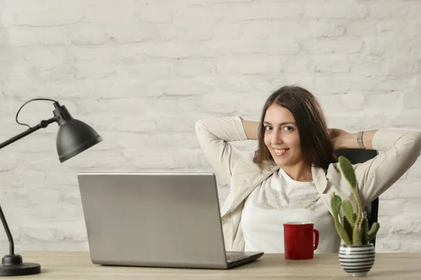 Hermosa Joven Sentada Escritorio Oficina Delante Computadora Portátil —  Fotos de Stock