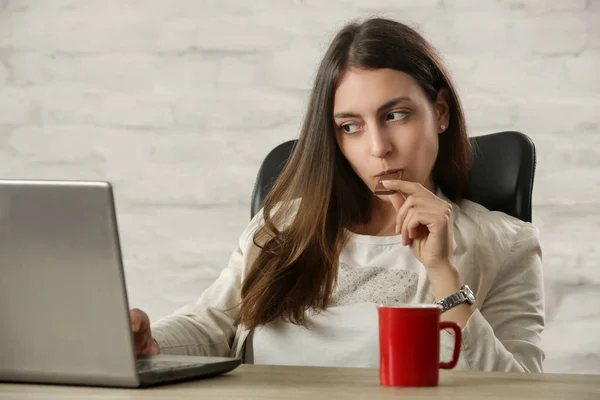 Jovem Mulher Bonita Desfrutando Pedaço Chocolate Mesa Escritório Durante Uma — Fotografia de Stock