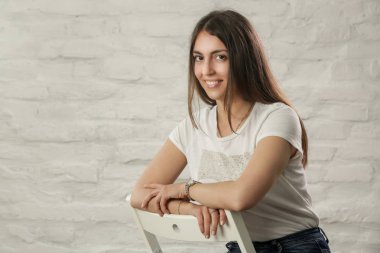 Kameraya gülümseyen doğal güzel genç bir kadının rahat portresi