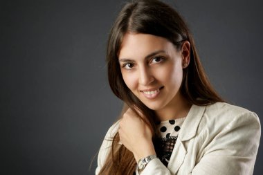 Karanlık arka planda sevimli bir gülen kadın Stüdyo portresi