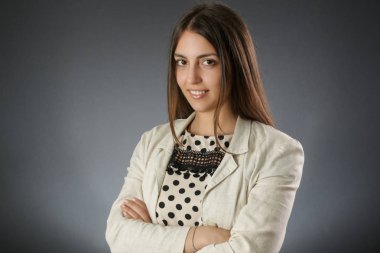 Karanlık arka planda sevimli bir gülen kadın Stüdyo portresi