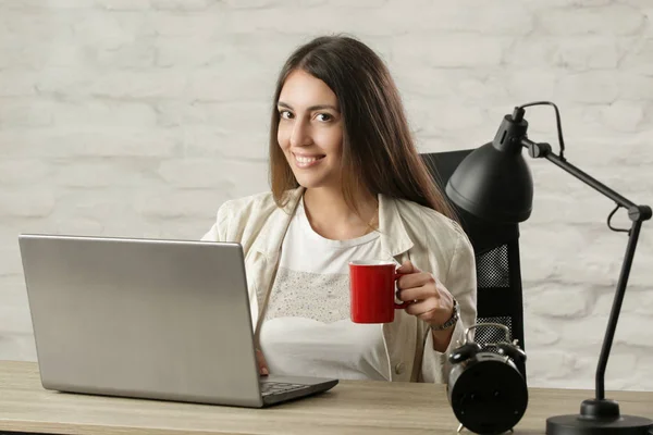 Schöne Junge Frau Sitzt Schreibtisch Vor Dem Laptop — Stockfoto