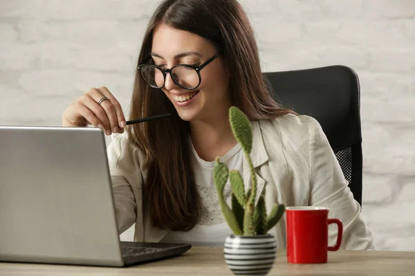 Mulher Bonita Sentada Mesa Escritório Frente Laptop — Fotografia de Stock