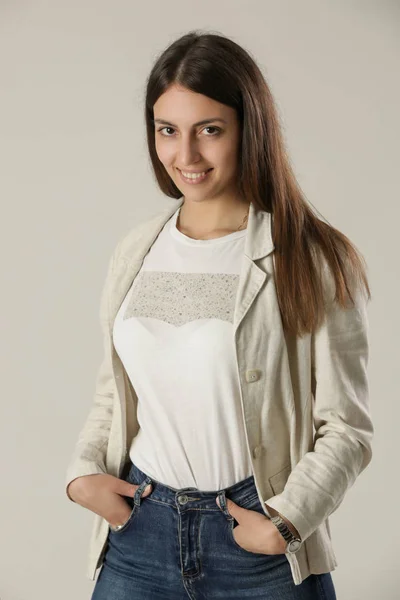 Retrato Casual Uma Jovem Naturalmente Bonita Sorrindo Para Câmera — Fotografia de Stock