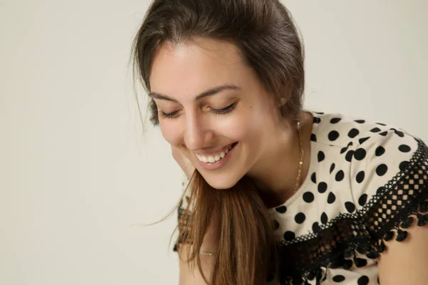 Casual Portret Naturalnie Pięknej Młodej Kobiety Uśmiechając Się Kamery — Zdjęcie stockowe