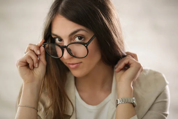 Nahaufnahme Eines Studioporträts Einer Natürlich Schönen Jungen Frau Mit Brille — Stockfoto