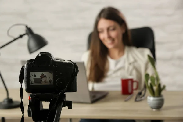 Empresária Treinadora Sucesso Gravando Vídeo Para Seu Vlog Escritório — Fotografia de Stock