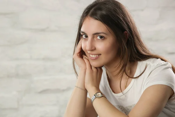 Close Studio Retrato Uma Jovem Mulher Naturalmente Bonita Sorrindo Para — Fotografia de Stock