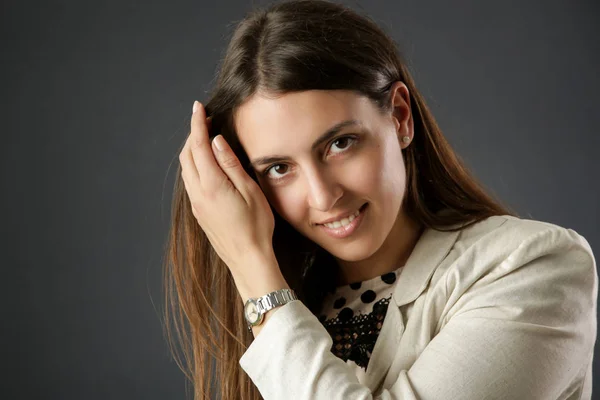 Studio Portret Van Een Schattige Smiley Vrouw Donkere Achtergrond — Stockfoto