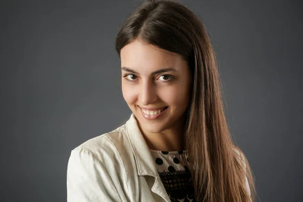 Studio Portret Van Een Schattige Smiley Vrouw Donkere Achtergrond — Stockfoto