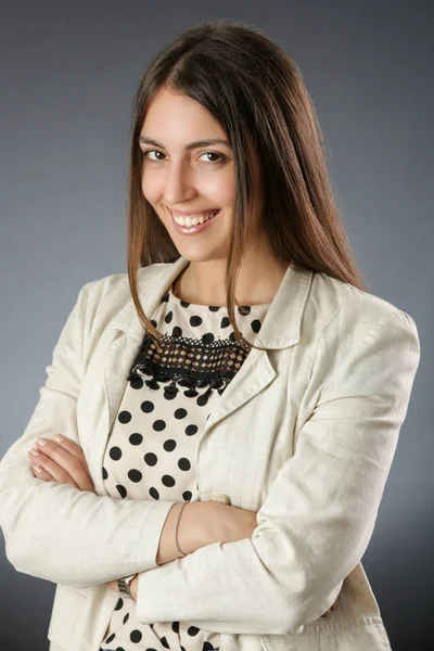 Estúdio Retrato Uma Mulher Sorridente Bonito Fundo Escuro — Fotografia de Stock