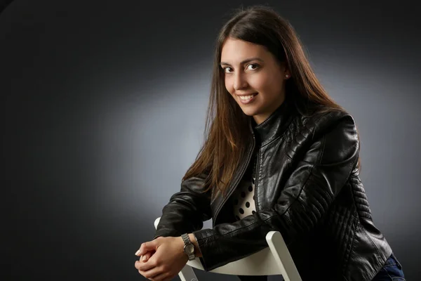 Estúdio Retrato Uma Mulher Sorridente Bonito Vestindo Uma Jaqueta Couro — Fotografia de Stock