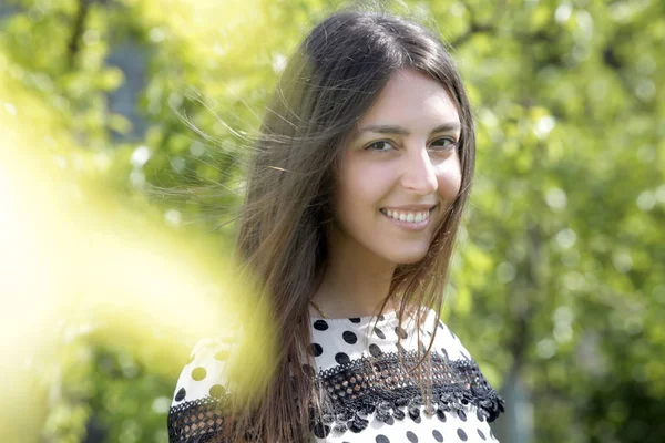 Buiten Portret Van Een Jonge Vrouw Een Park — Stockfoto