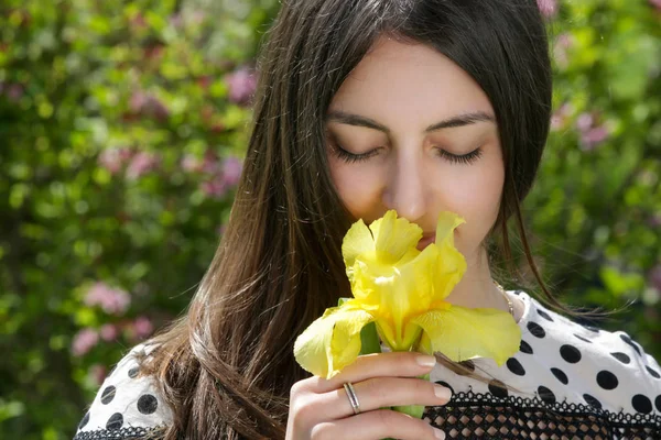 Açık Portre Genç Kadın Sarı Iris Çiçek Tutan — Stok fotoğraf
