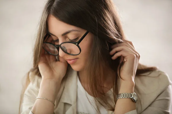 Close Studio Retrato Uma Jovem Mulher Naturalmente Bonita Usando Óculos — Fotografia de Stock