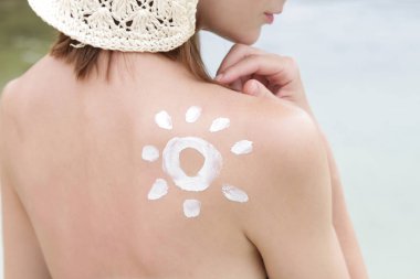 Omzunda güneş kremi olan kadın, cilt koruma kavramı.