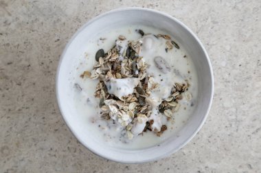 Yoğurtlu müsli kase nin üst görünümü