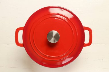 Ahşap arka plan üzerinde kırmızı emaye demir stockpot üst görünümü