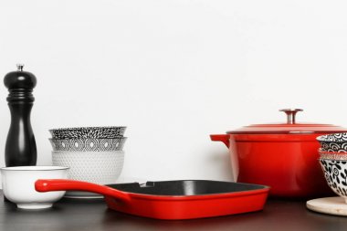 Tencere seti: Kırmızı emaye dökme demir tencere, tencere ve kase