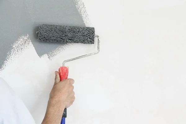 Rolo Pintura Pintura Com Tinta Cinza Sobre Uma Parede Branca — Fotografia de Stock