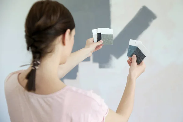 Mujer Joven Eligiendo Tono Perfecto Gris Para Las Paredes Nuevo — Foto de Stock