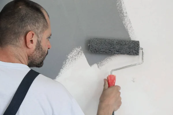Mann Malte Mit Grauer Farbe Über Eine Weiße Wand — Stockfoto
