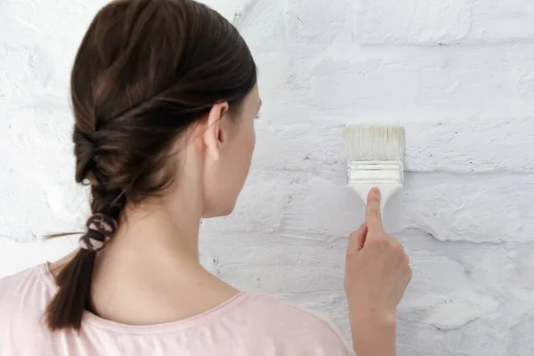 Mujer Pintando Una Pared Ladrillo Blanco Con Pincel —  Fotos de Stock