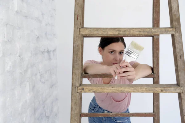 Retrato Una Mujer Joven Sosteniendo Pincel Apoyándose Las Escaleras Renovación — Foto de Stock