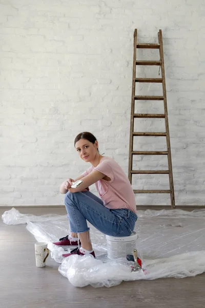 Mujer Joven Tomando Descanso Para Tomar Café Mientras Redecora Casa — Foto de Stock