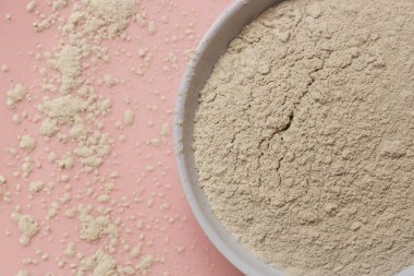 Bir kasede kozmetik kil tozu üst görünümü