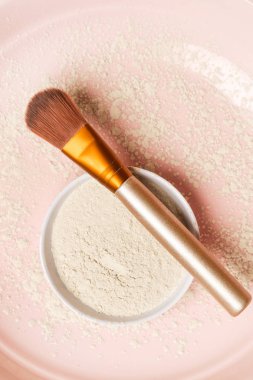 Bir kasede kozmetik kil tozu üst görünümü