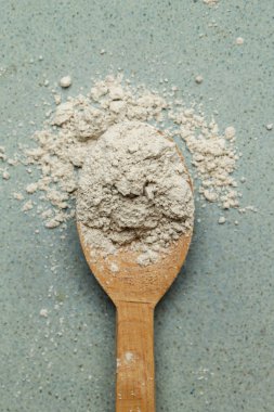Ahşap bir kaşık içinde kozmetik kil tozu üst görünümü