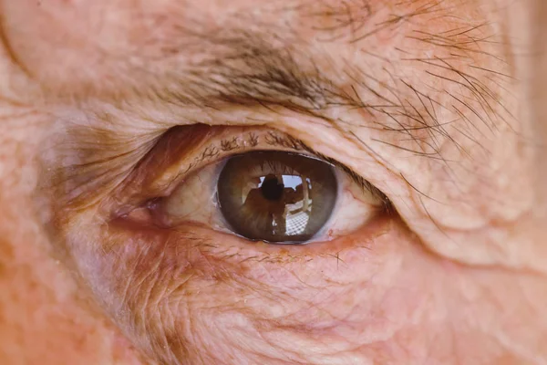 Zbliżenie Obrazu Starej Kobiety Oko Patrząc Kamerę — Zdjęcie stockowe