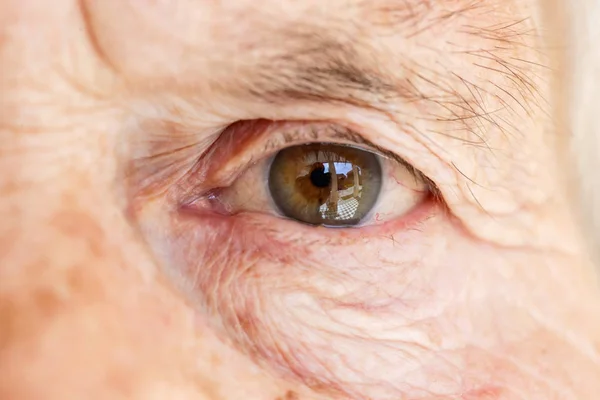 Close Afbeelding Van Het Oog Van Oude Vrouw Kijkend Naar — Stockfoto