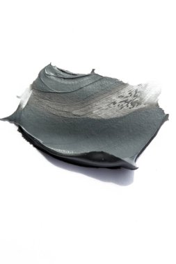 Çamur ya da kömür maskesi vuruşu beyaza izole edilmiş