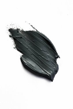 Çamur ya da kömür maskesi vuruşu beyaza izole edilmiş