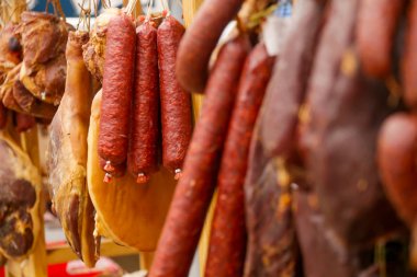 Kurutulmuş et ürünleri çiftçi pazarında sergileniyor