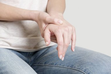 Bilek yaralanması, Karpal tünel sendromu semptomu olan bir kadın.