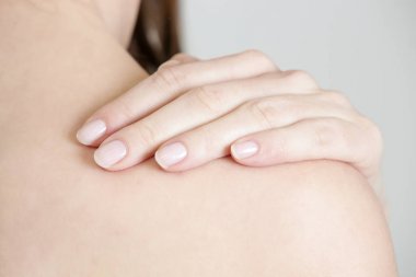 Boyun ağrısı olan genç kadının stüdyo çekimi