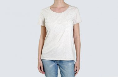 Temel boş pamuklu tişörtlü kadın gövdesi