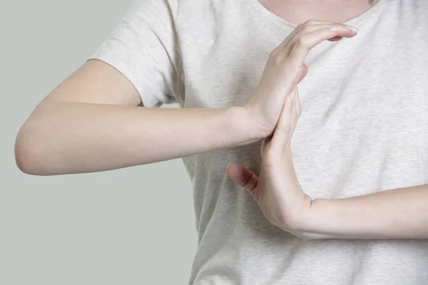 手首の怪我 手首を伸ばす女性 カーパルトンネル症候群 — ストック写真