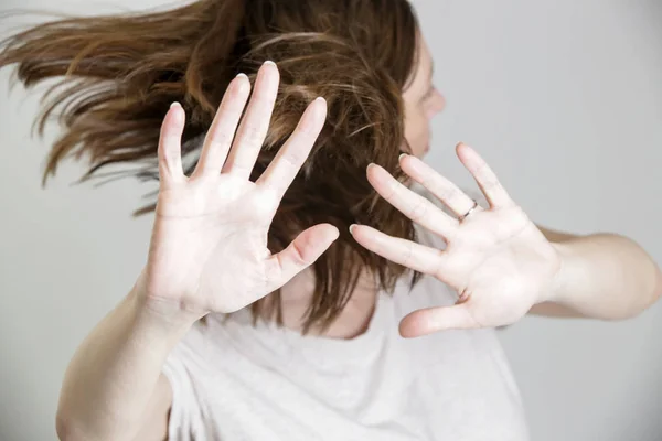 Auto Defesa Estúdio Retrato Mulher Assustada Levantando Mãos Para Cima — Fotografia de Stock