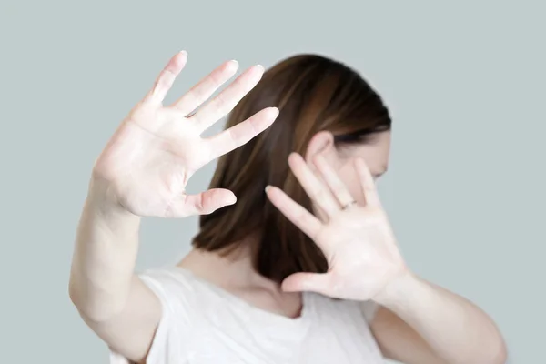 工作室肖像的惊恐妇女举起双手在防御 — 图库照片