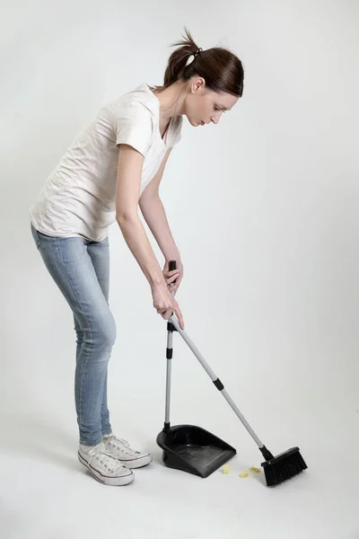 Mulher Com Vassoura Equipamento Limpeza — Fotografia de Stock