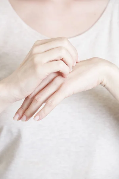 Zblízka Žena Škrábe Její Ruku Dermatologie Nebo Alergie — Stock fotografie