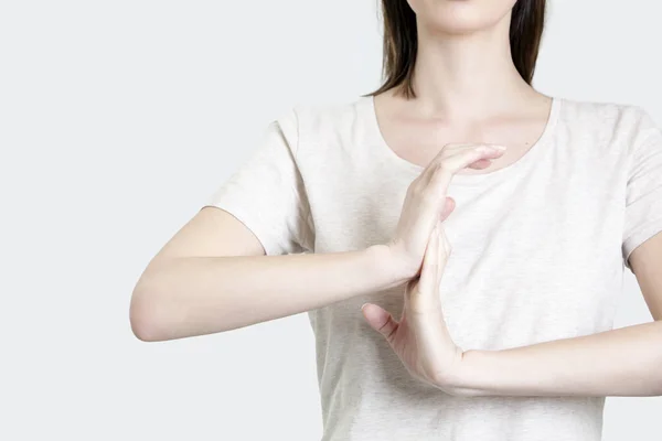 手首の怪我 手首を伸ばす女性 カーパルトンネル症候群 — ストック写真