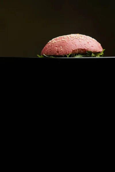 공간이 어두운 배경에 햄버거 — 스톡 사진