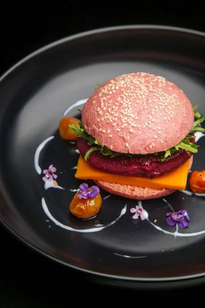 Güzel Rahat Yemek Pembe Vegan Burger Yenilebilir Çiçeklerle Süslenmiş Siyah — Stok fotoğraf